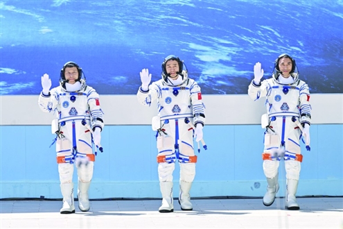 24日,神舟二十号载人飞行任务航天员乘组出征仪式在酒泉卫星发射中心问天阁圆梦园广场举行。这是航天员陈冬(中)、陈中瑞(右)、王杰在出征仪式上。新华社发